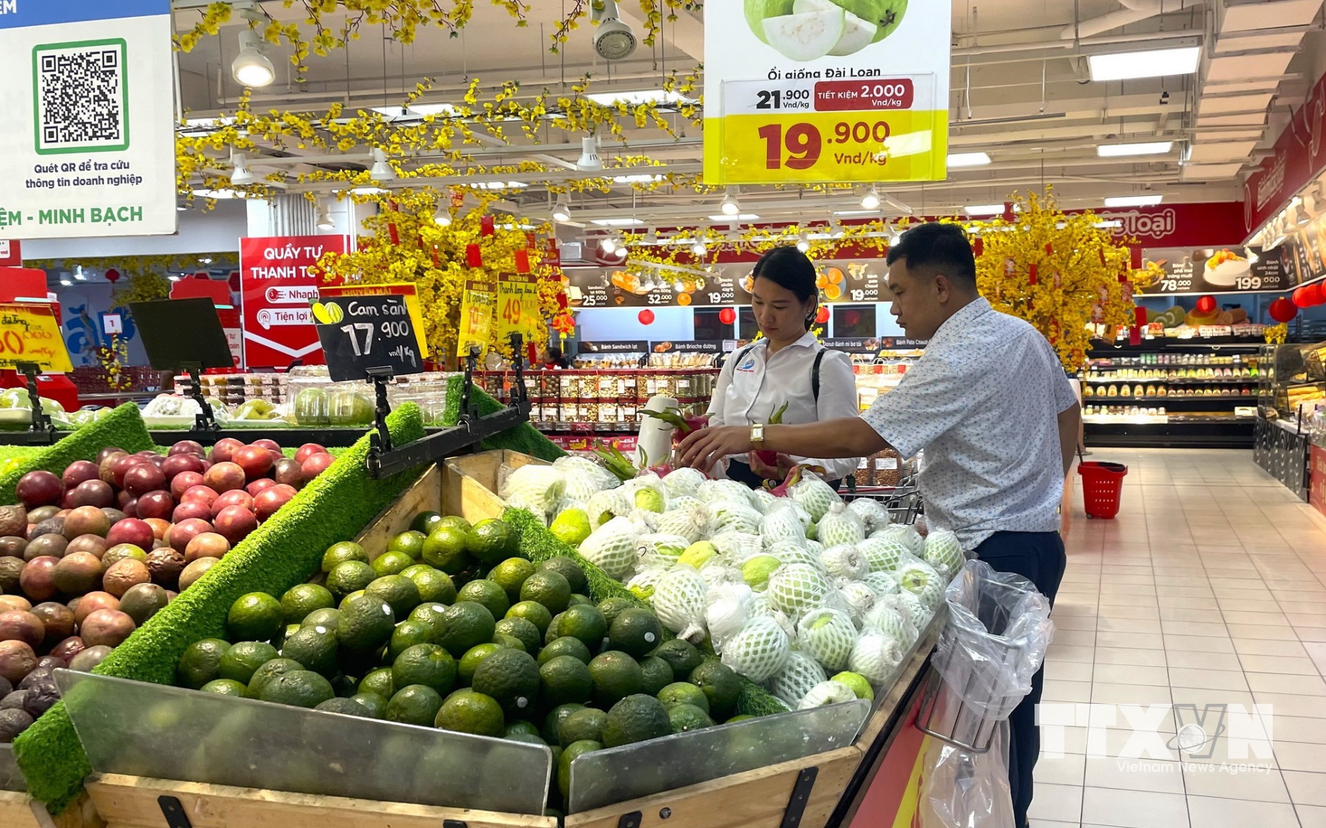 Người dân tin tưởng lựa chọn trái cây gắn Tick xanh trách nhiệm tại siêu thị trên địa bàn TP. Hồ Chí Minh. (Ảnh: Hương Giang/TTXVN)
